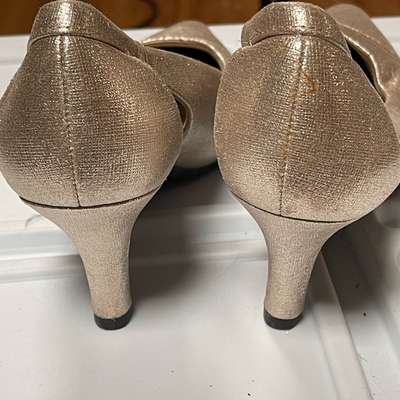 Life Stride Elegant Gold Metallic Women's Shoes, Size 8 - Picture 4 of 4